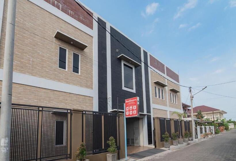 Отель Reddoorz Plus Syariah @ Tuparev Cirebon 3