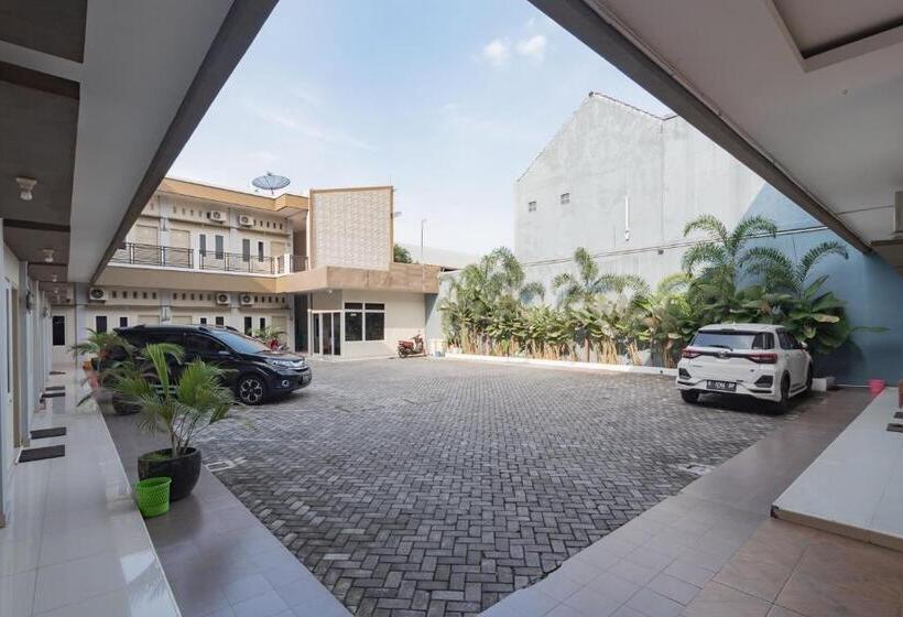 Отель Reddoorz Plus Syariah @ Tuparev Cirebon 3