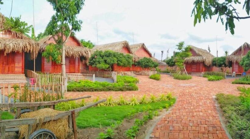 استراحتگاه Rooster Mekong Garden & Villas