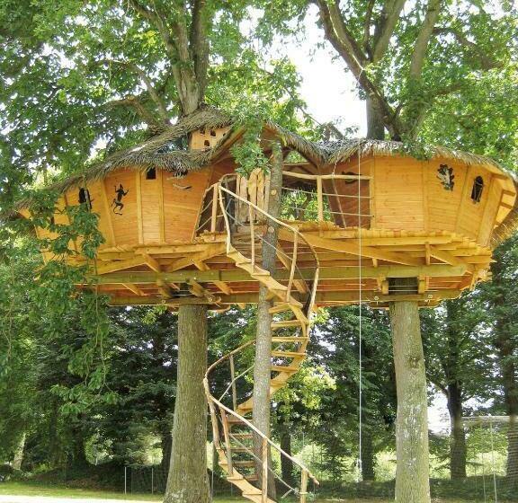 مبيت وإفطار Insolite Dans Les Arbres Les Ormes, Epiniac