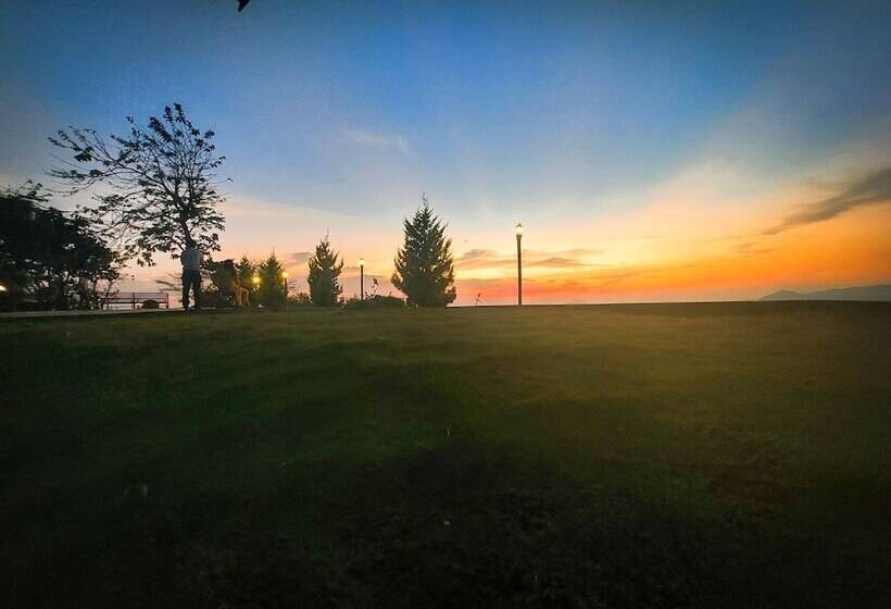 Отель Haze And Kites Resort Munnar