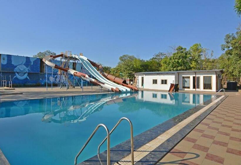 בית מלון כפרי Oyo 27017 Midway Park Resort