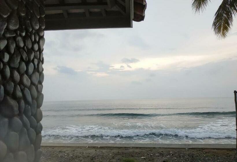 호텔 Oyo 3303 Penginapan Putri Asih Sawarna