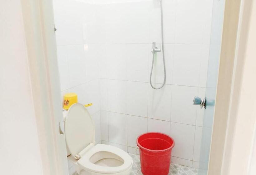 호텔 Oyo 3303 Penginapan Putri Asih Sawarna