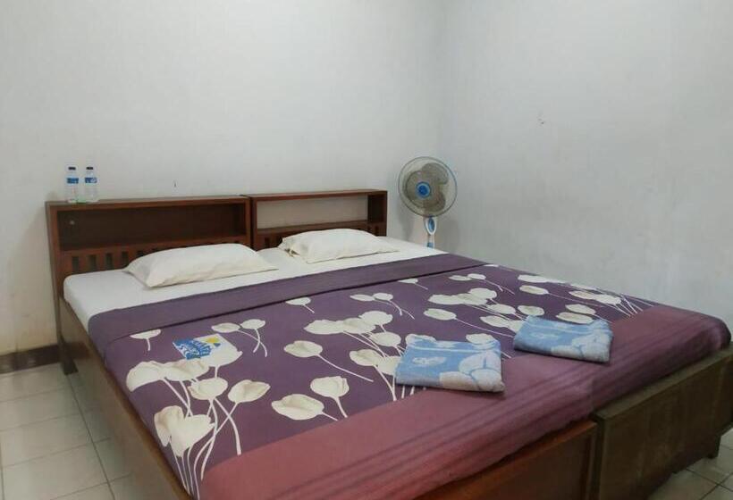 호텔 Oyo 3303 Penginapan Putri Asih Sawarna