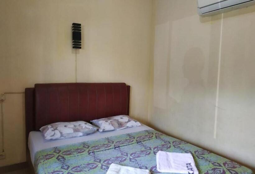 호텔 Oyo 3303 Penginapan Putri Asih Sawarna