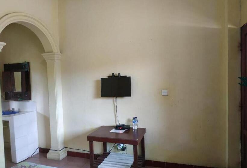 호텔 Oyo 3303 Penginapan Putri Asih Sawarna