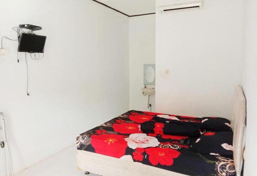 호텔 Oyo 3303 Penginapan Putri Asih Sawarna