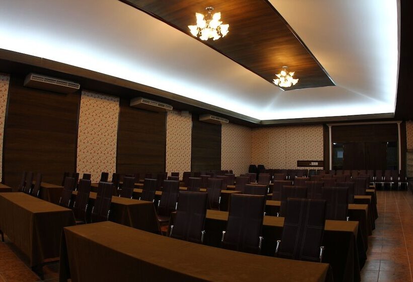 בית מלון כפרי The Hub Erawan Resort