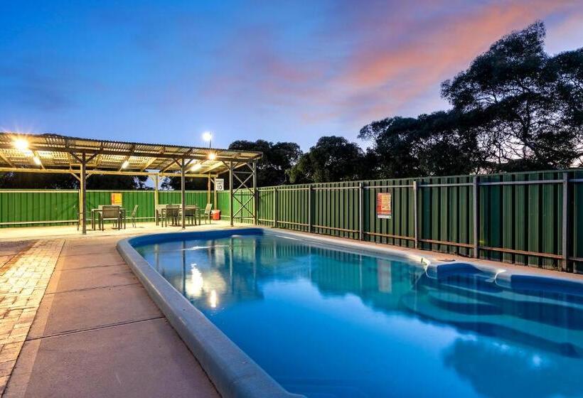 מוטל Border Village Roadhouse