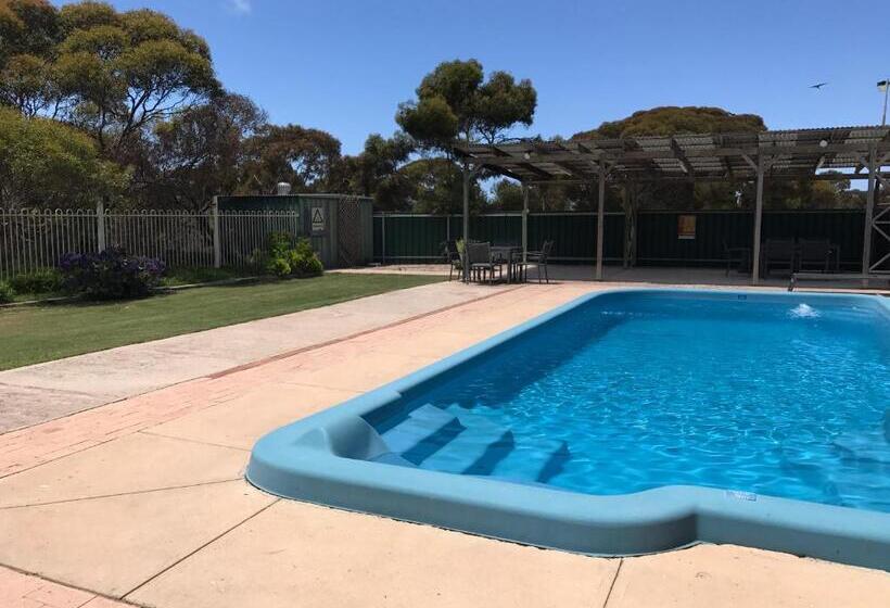 מוטל Border Village Roadhouse