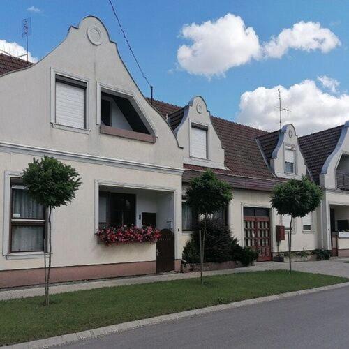 بنسيون Aranka Apartman