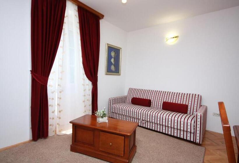 膳宿费 Rooms With A Swimming Pool Tisno, Murter   3219