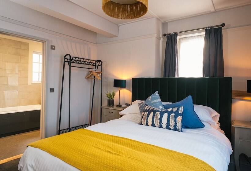 بنسيون The Black Boy