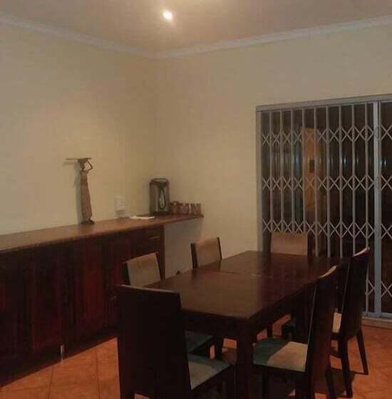 تختخواب و صبحانه Sharons Guesthouse