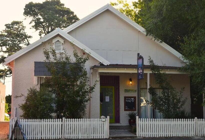 فندق صغير Flying Fox Backpackers