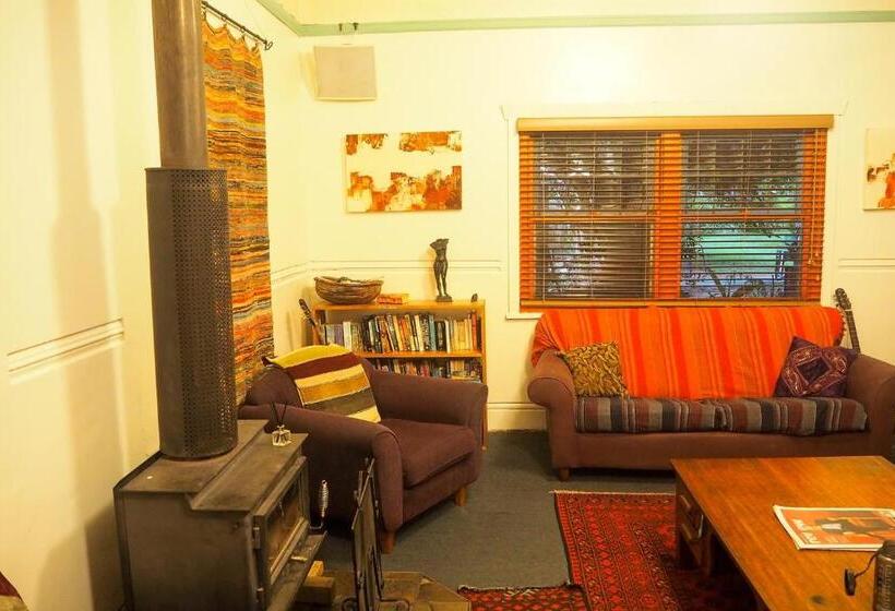 فندق صغير Flying Fox Backpackers