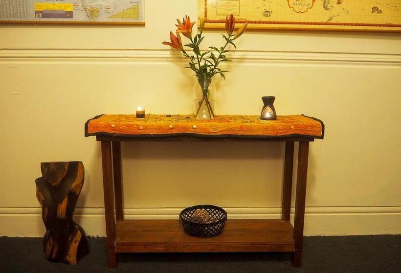 فندق صغير Flying Fox Backpackers