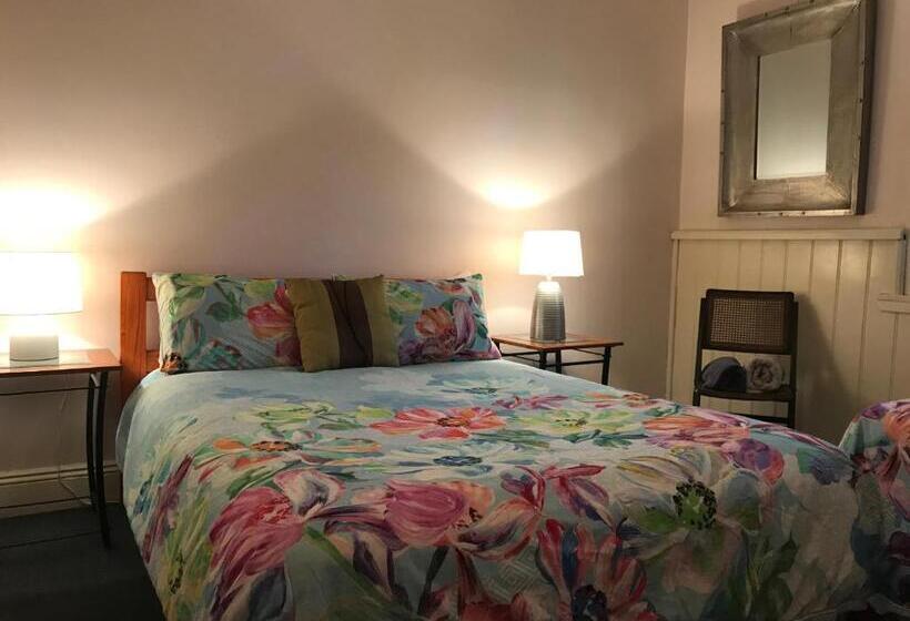 فندق صغير Flying Fox Backpackers