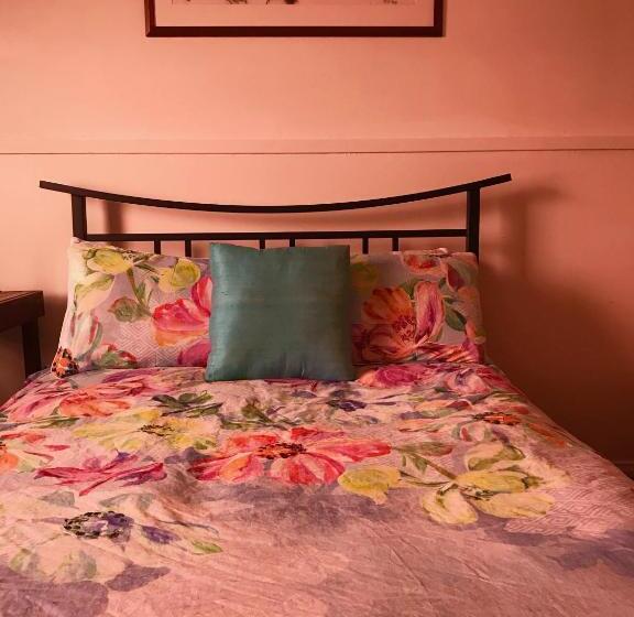 فندق صغير Flying Fox Backpackers