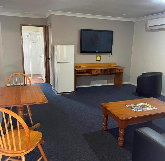 Мотель Asters On James Motor Inn