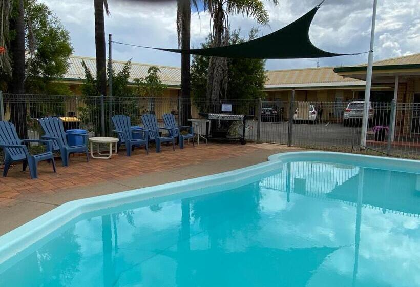 モーテル Golden West Motor Inn