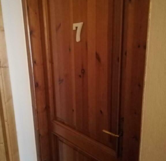 פנסיון Airport Stop