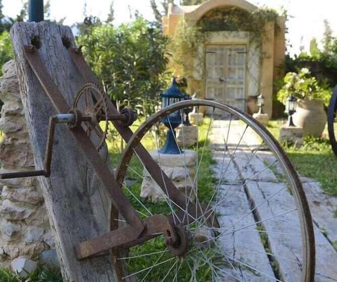 پانسیون Carthage Hill