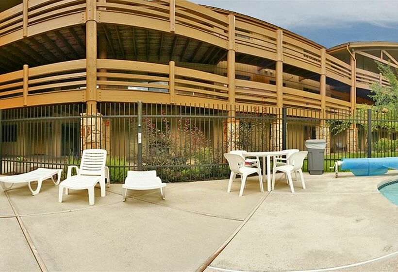 בית מלון כפרי All Seasons Condominiums