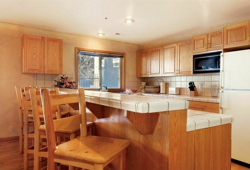 בית מלון כפרי All Seasons Condominiums