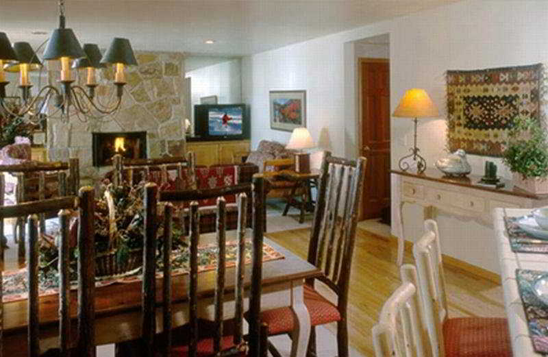 בית מלון כפרי All Seasons Condominiums