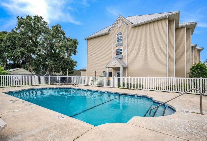 בית מלון כפרי Americas Best Value Inn & Suites Brunswick