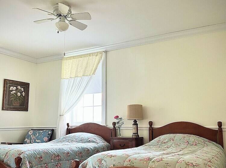 호텔 Blackberry River Inn