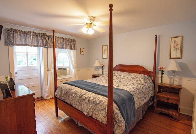 호텔 Blackberry River Inn