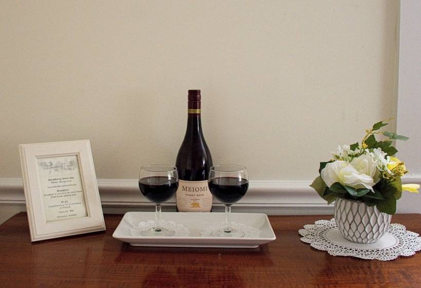 호텔 Blackberry River Inn