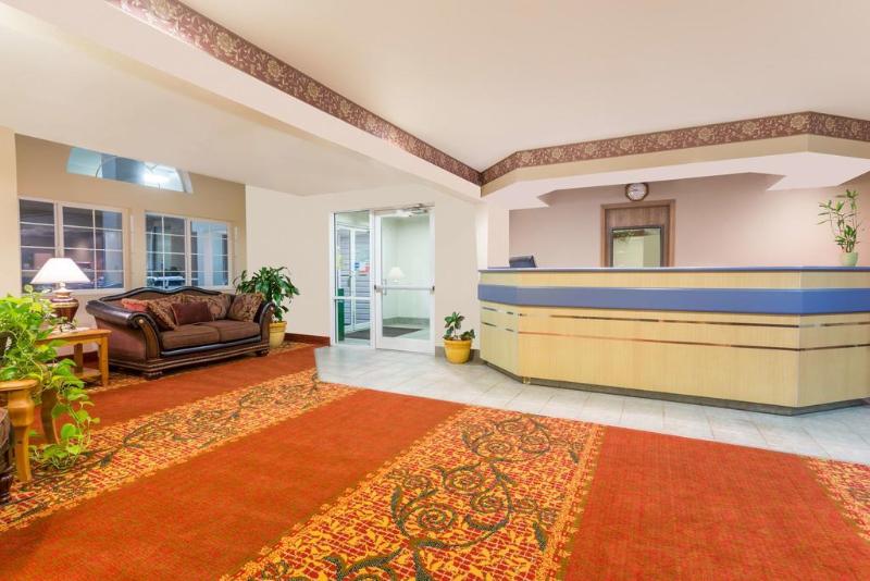 Boarders Inn & Suites By Cobblestone Hotels   Brush