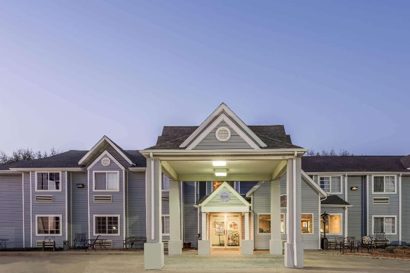 Boarders Inn & Suites By Cobblestone Hotels   Brush