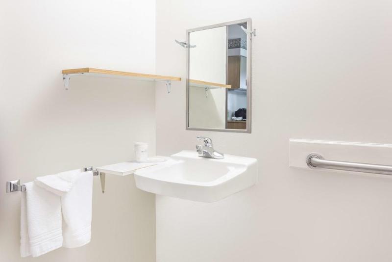 Boarders Inn & Suites By Cobblestone Hotels   Brush