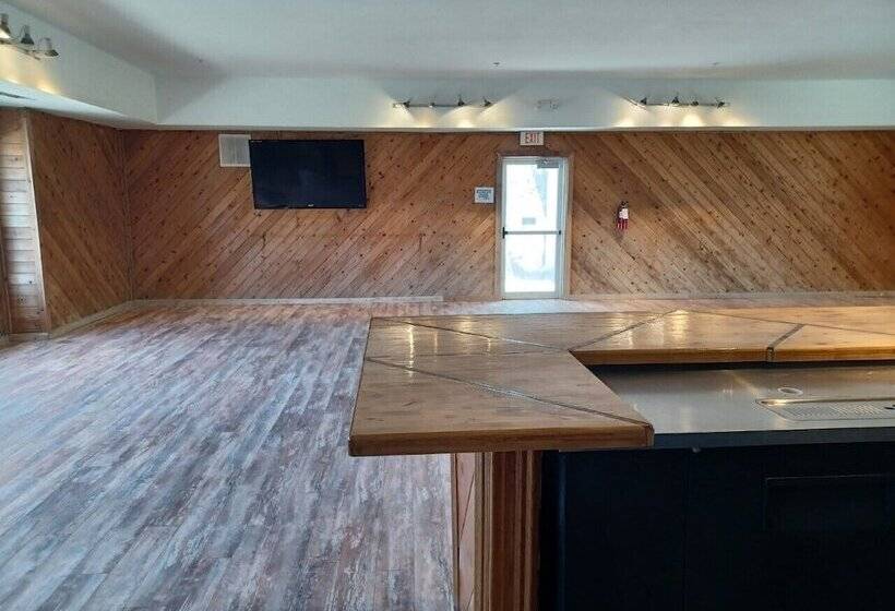 Boarders Inn & Suites By Cobblestone Hotels   Brush