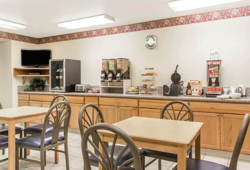 Boarders Inn & Suites By Cobblestone Hotels   Brush