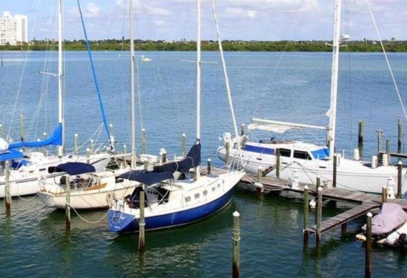 فندق Chart House Suites And Marina