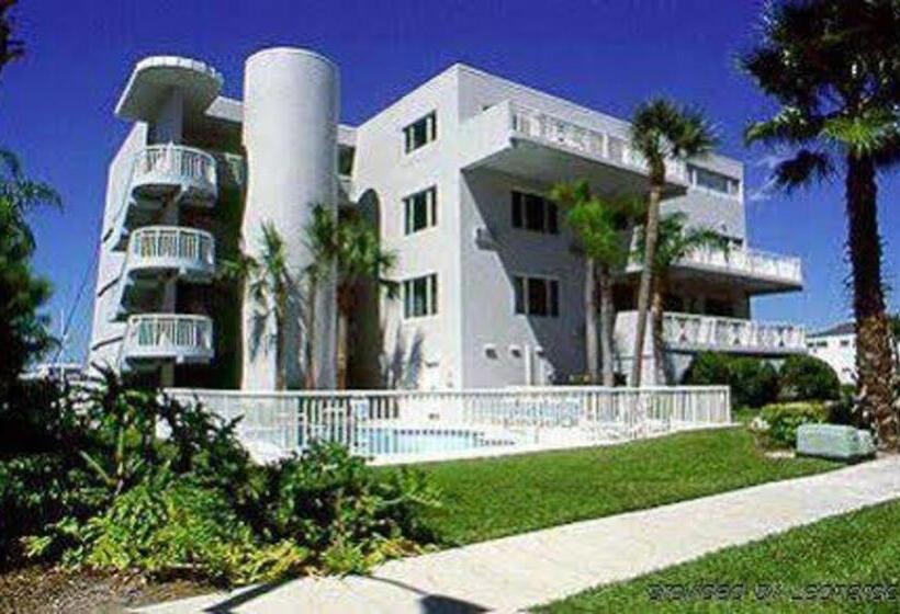 فندق Chart House Suites And Marina