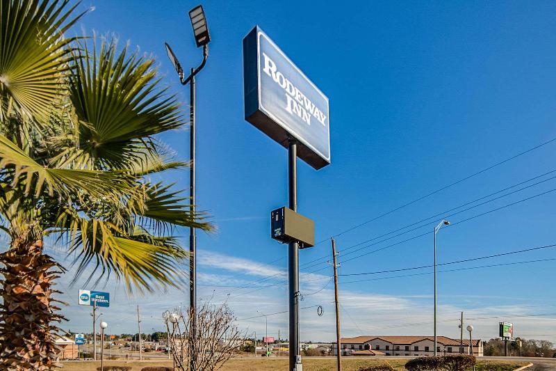 酒店 Clarion Pointe Marshall