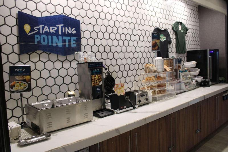 酒店 Clarion Pointe Marshall