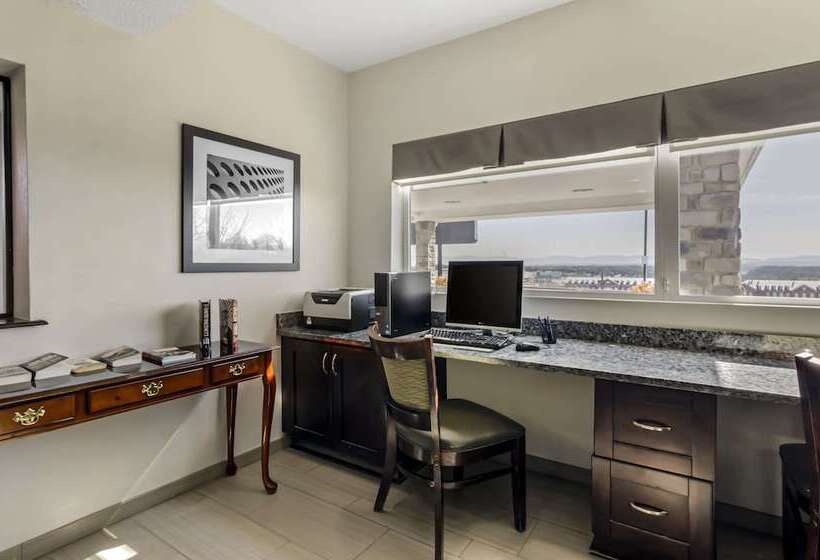 هتل Clarion Pointe Staunton East