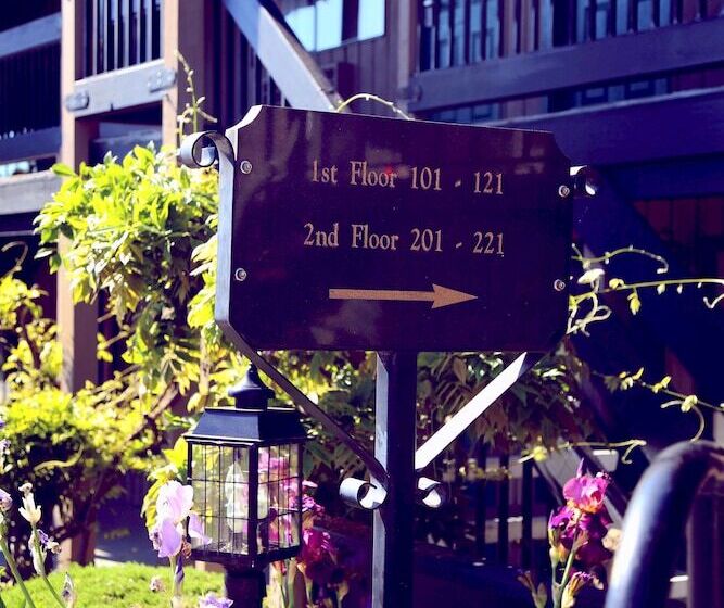 فندق Coachman Inn Oak Harbor