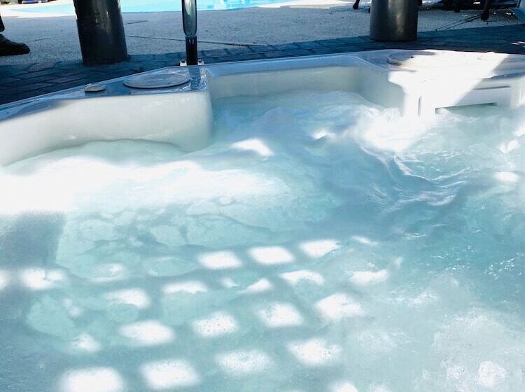 فندق Coachman Inn Oak Harbor