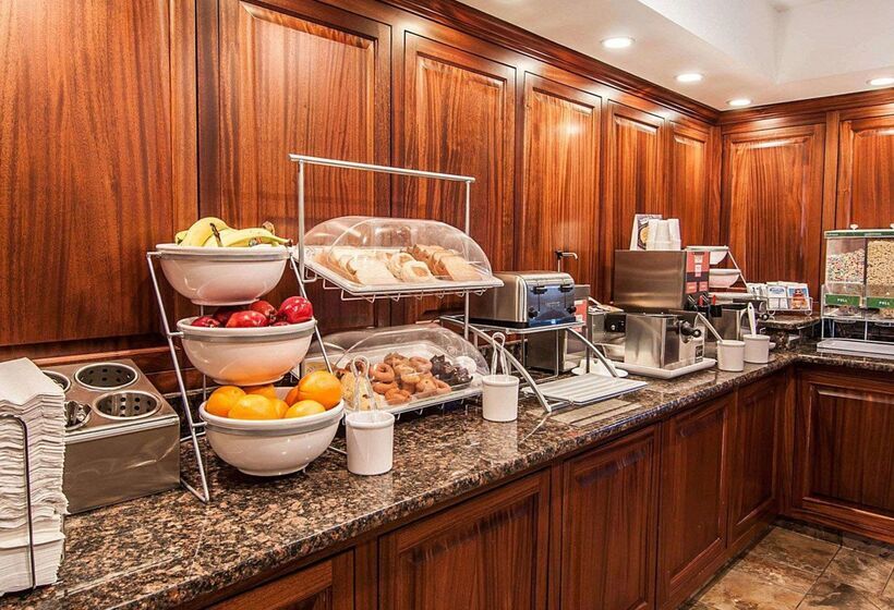 فندق Comfort Suites