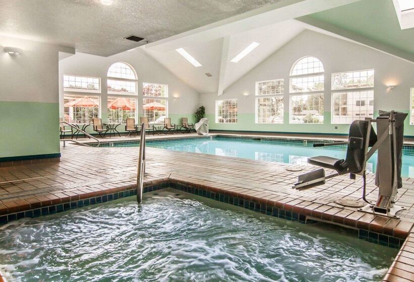 فندق Comfort Suites