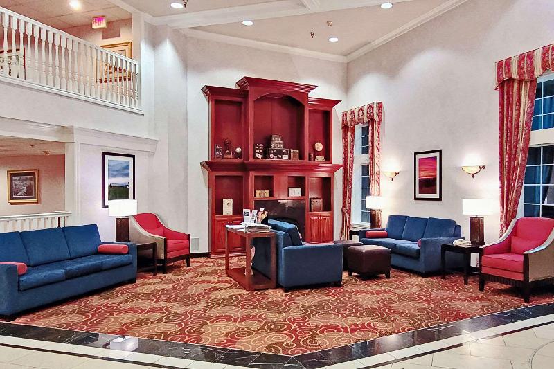 فندق Comfort Suites